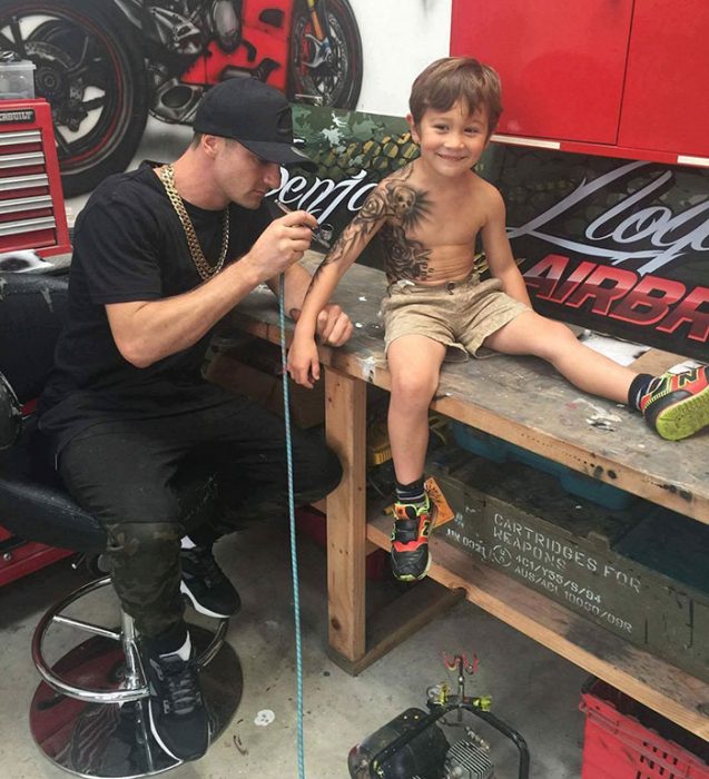 Artista creando tatuajes temporales para niños 