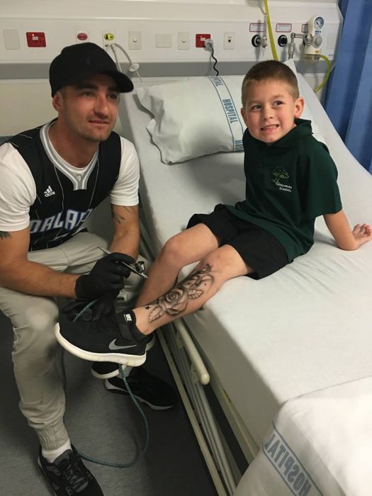 Artista creando tatuajes temporales para un niño en el hospital 