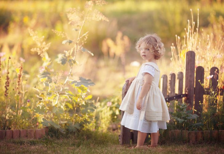 pequeña en la entrada de un jardín 