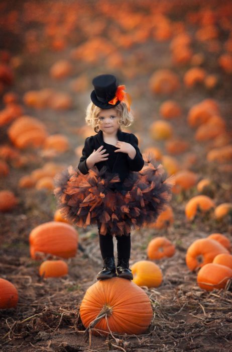 Niña disfrazada de calabaza elegante 