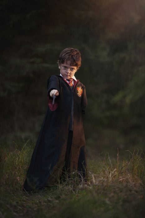 Niño pequeño disfrazado de Harry Potter 