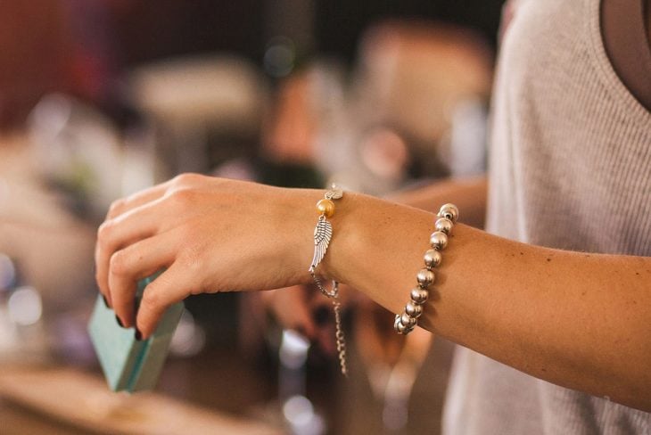 Chica usando una pulsera con la snitch dorada de harry potter