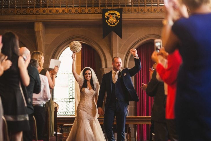 Novios caminando por el altar tomados de las manos 