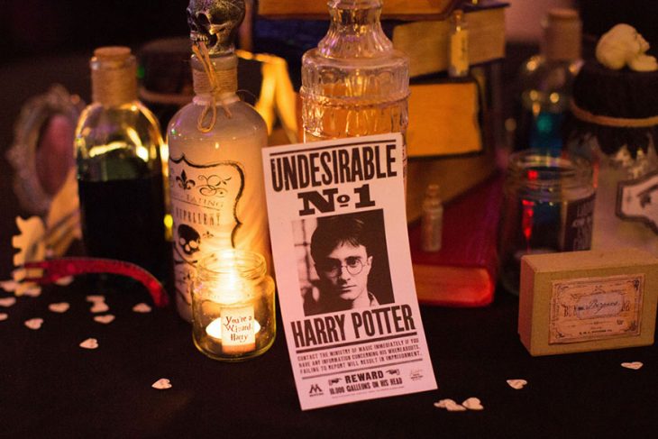 Mesa decorada con cosas de Harry Potter