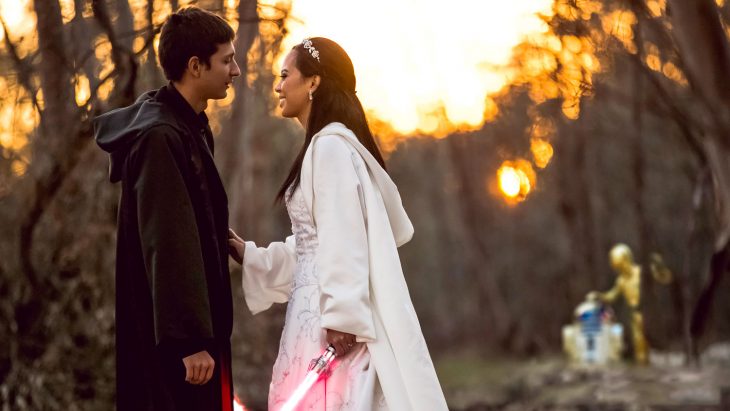 Pareja de novios besándose el día de su boda inspirada en Star Wars 