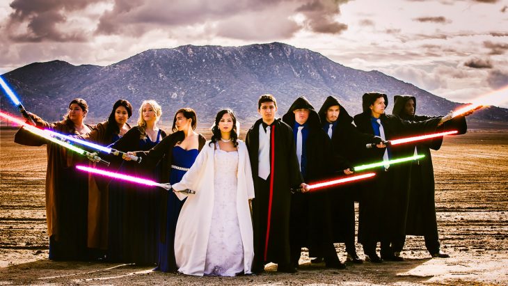 Pareja de novios posando con sus invitados día de su boda inspirada en Star Wars 