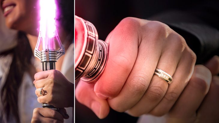 Pareja de novios mostrando sus anillos el día de su boda inspirada en Star Wars 