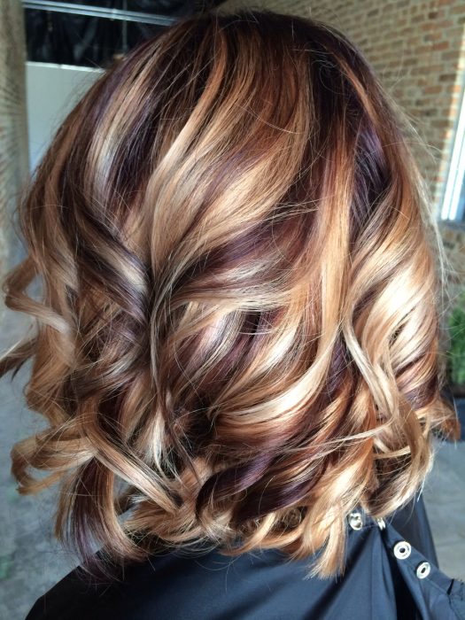 Cabello de una chica en color castaño con mechas de distintos colores