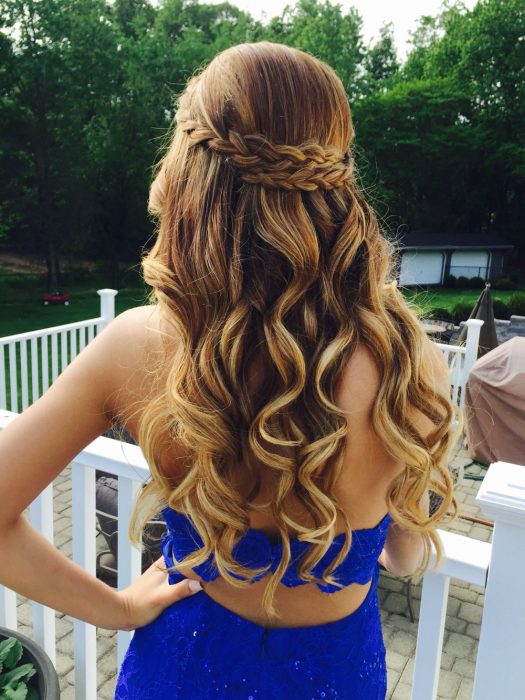 Chica con el cabello teñido en tonos cinnamon roll atado con una trenza en la mitad de la cabeza 