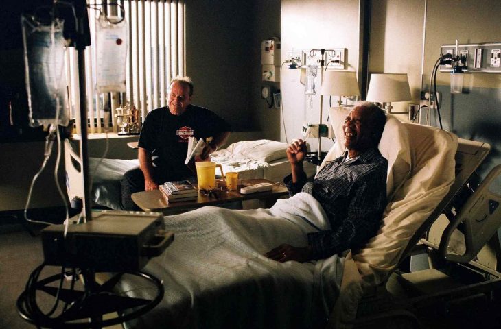 Escena de la película the bucket list hombres enfermos en un hospital 