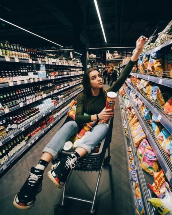 Personalidad de chica sagitario; mujer en carrito de compras en supermercado