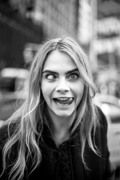 Personalidad de chica sagitario; Cara Delevingne haciendo bizcos y sacando la lengua