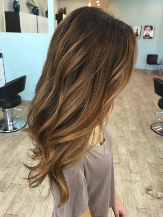 Chica con el cabello pintado en tono ombré