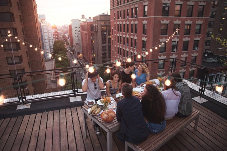 Cena con amigos en la ciudad 