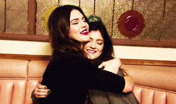 Kendall Jenner abrazando a su hermana