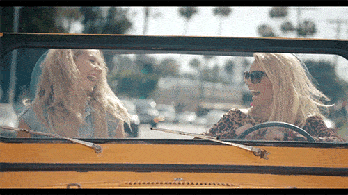 GIF chicas en un carro cantando 