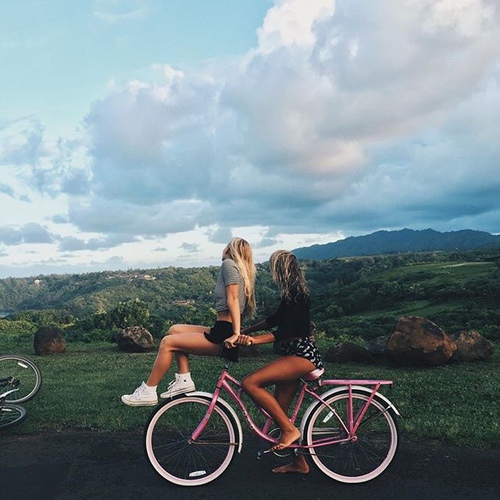 Chicas en una bicicleta paseando 