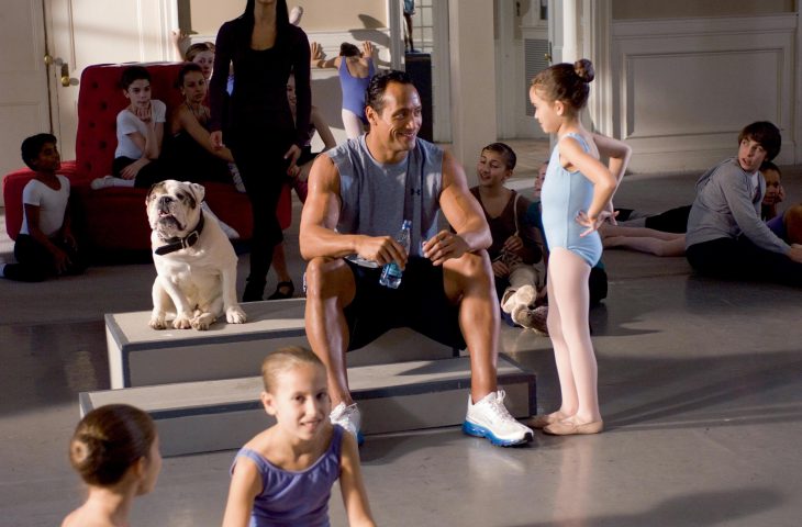 Escena de la película entrenando a papá. Niña entrenando ballet junto a su papá 