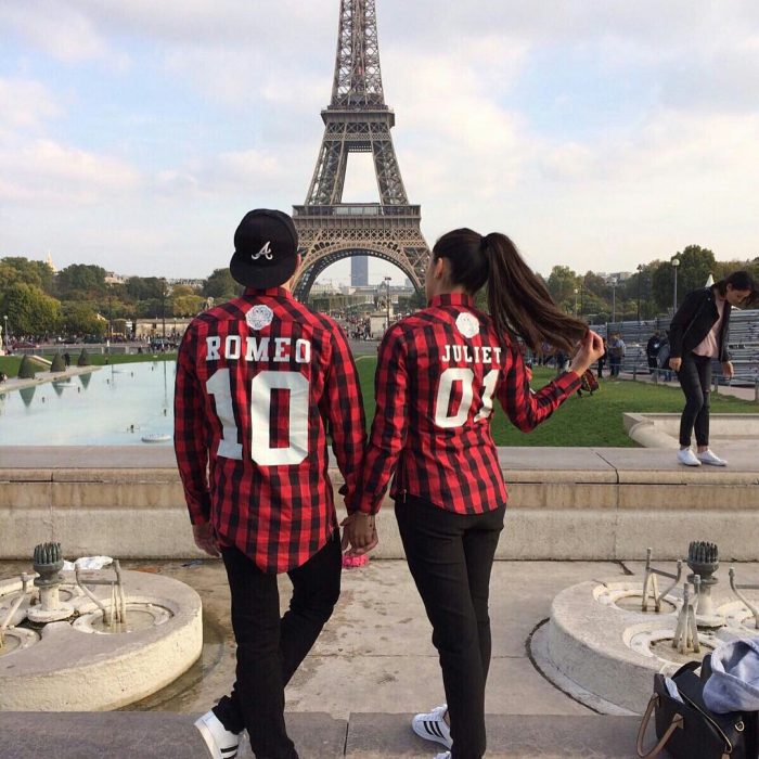 Pareja con camisas de romeo y julieta 