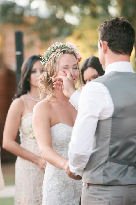 Chica llorando de felicidad el día de su boda 