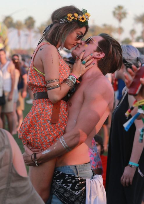 Pareja enamorada en Coachella 