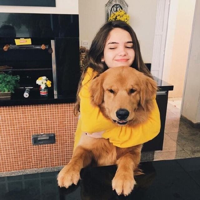 Chica abrazando a un perro 