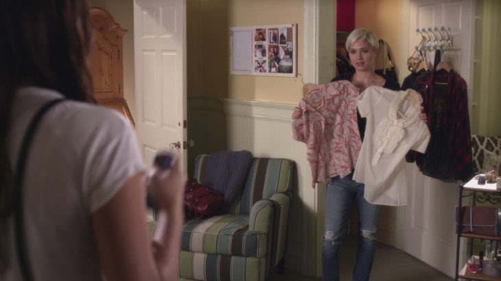 Escena de la serie pretty little liars chica eligiendo ropa junto a su amiga 