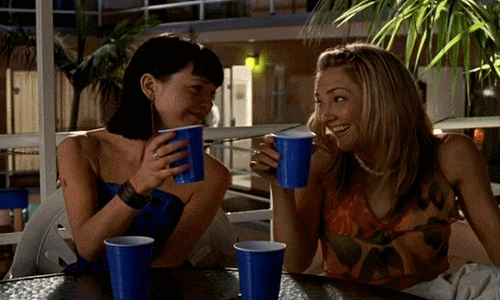 GIF chicas tomando una copa 