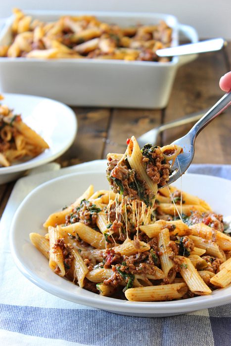 Plato de pasta con chorizo y queso 