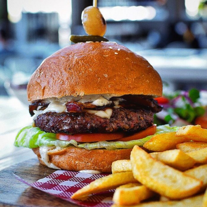 Hamburguesa con papas fritas 