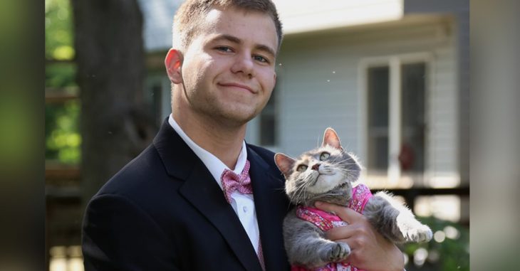 Este chico decidió llevar a su gato al baile de graduación