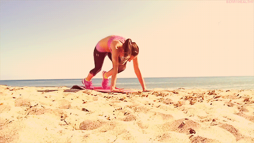 GIF chica corriendo en la arena 