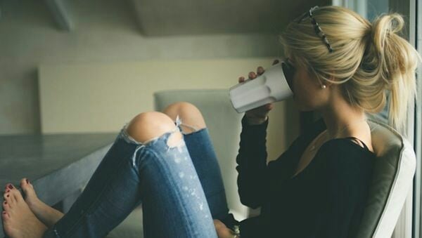 chica tomando café