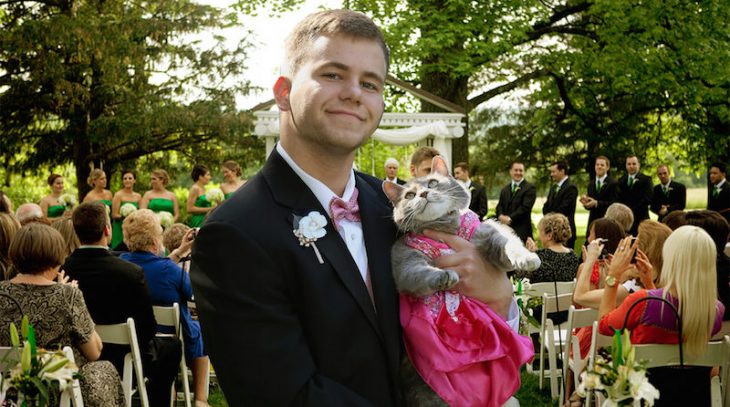 Chico photoshopeado con un gato el día de su boda