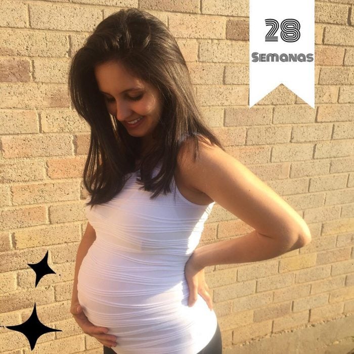 Chica mostrando su embarazo de 28 semanas
