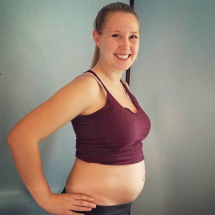 Chica mostrando su embarazo de 20 semanas