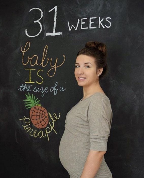 Chica mostrando su panza de embarazo de 31 semanas 