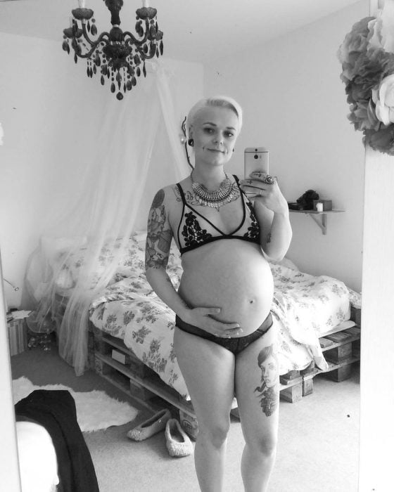 Chica mostrando su embarazo de 32 semanas 