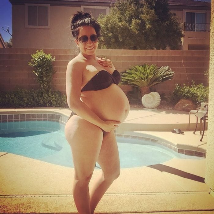 Chica mostrando su embarazo de 39 semanas 