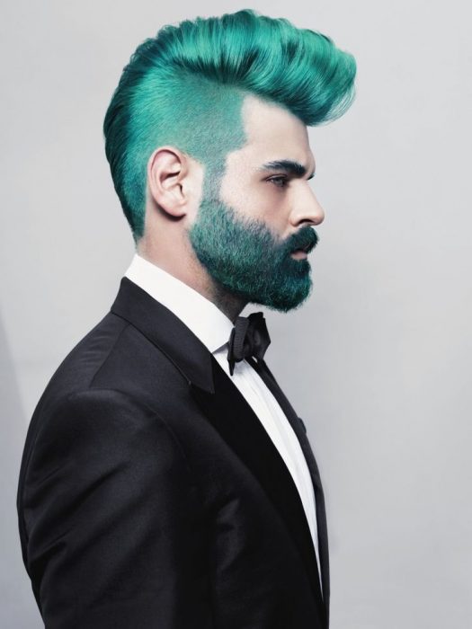 Hombre con el cabello y barba color verde 