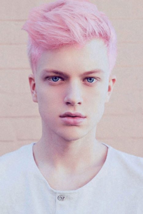 Chico con el cabello rosa 