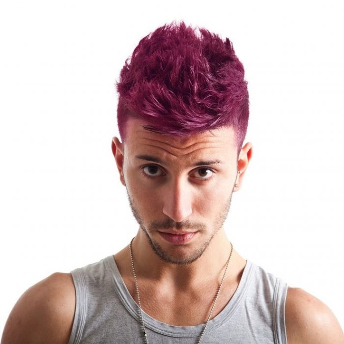 Chico con el cabello rosa 