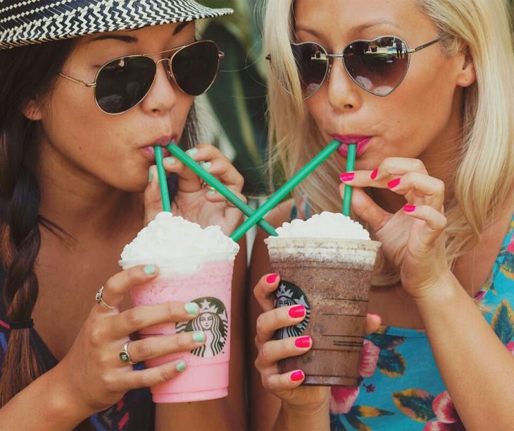 Chicas tomando un café