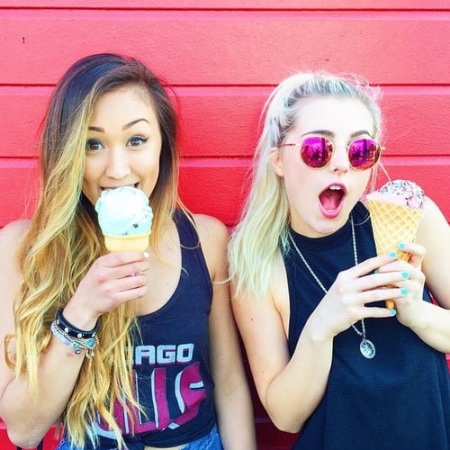 Chicas comiendo helado 