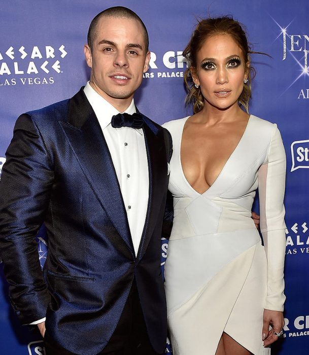 hombre con traje azul y mujer morena con vestido blanco 