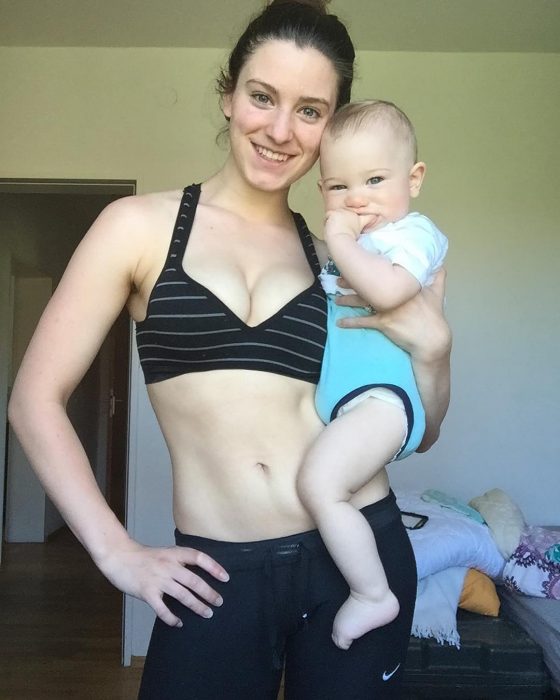 Chica que se volvió viral luego de compartir una imagen en donde aparece amamantando a su bebé