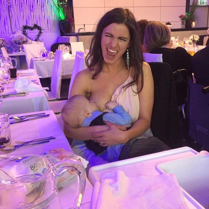 Chica amamantando a su bebé en una boda se vuelve viral 