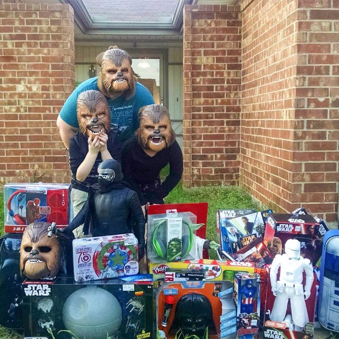 Mamá y familia con máscaras de Chewbacca