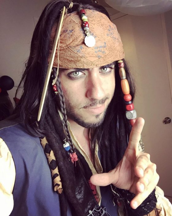 Capitan jack sparrow interpretado por leo camacho 