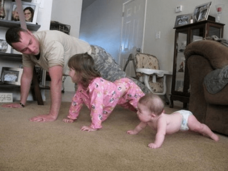 HOMBRE HACIENDO EJERCICIO CON SUS HIJAS